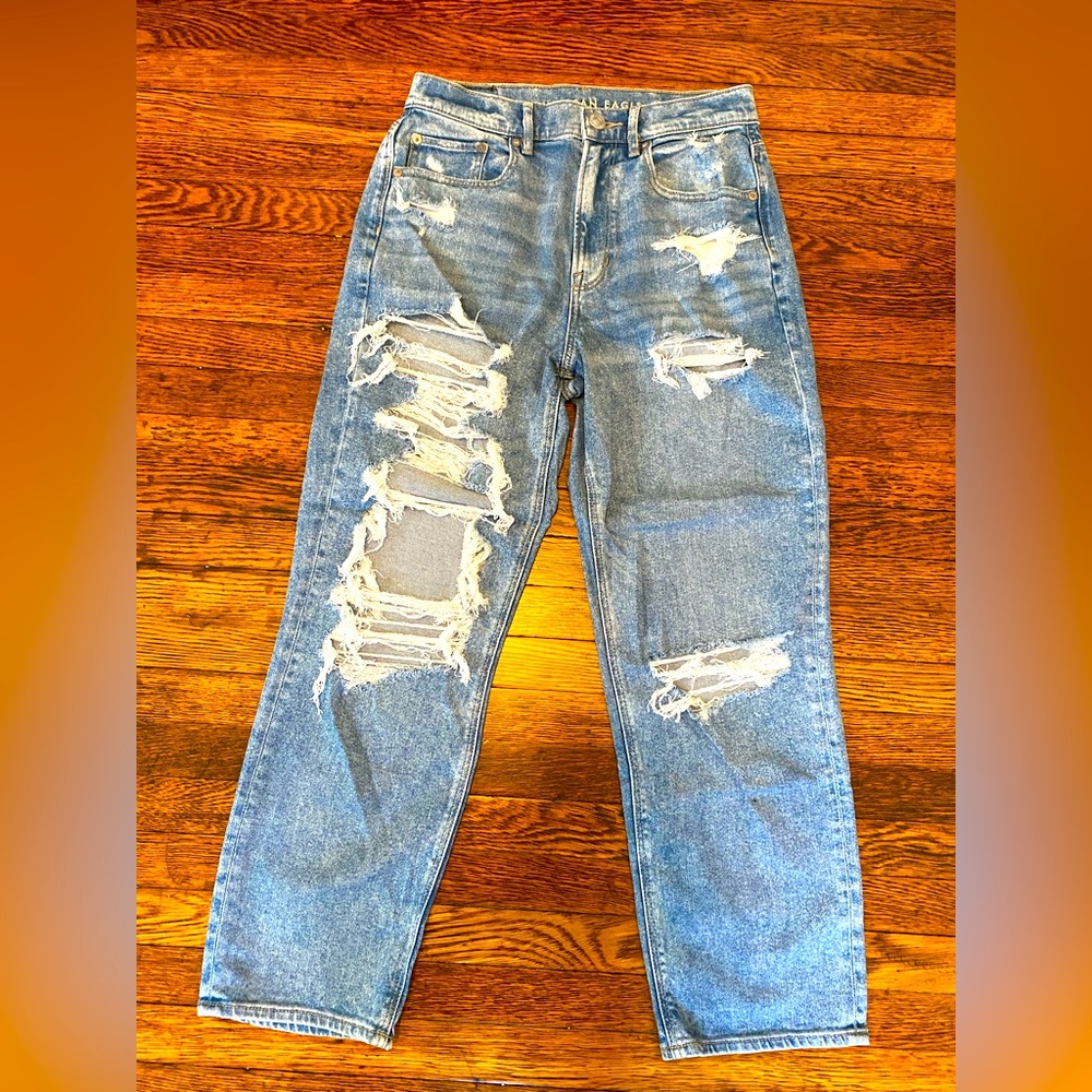 Women’s American Eagle jeans, size 6, loose fitting, ripped jeans.
